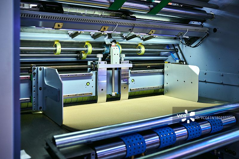 印刷机上的纸张输送图片素材