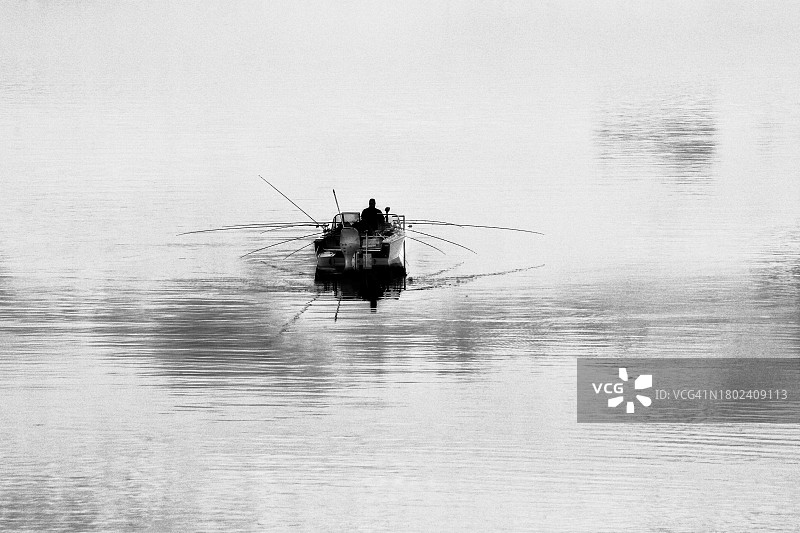 剪影渔夫在船上图片素材