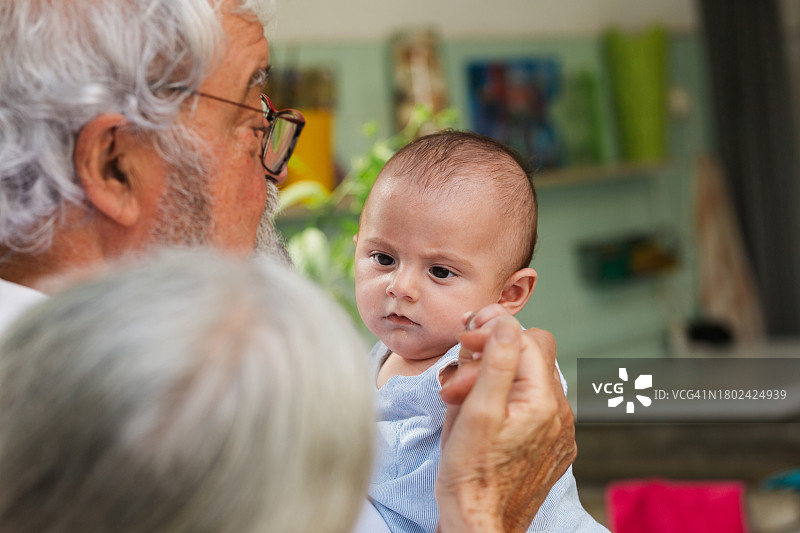 聚焦可爱的男婴和他的祖父母图片素材