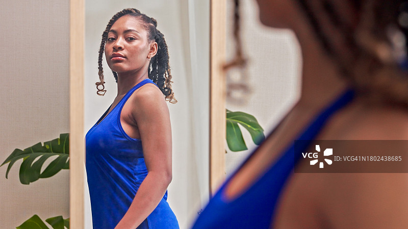 女人在家准备锻炼图片素材