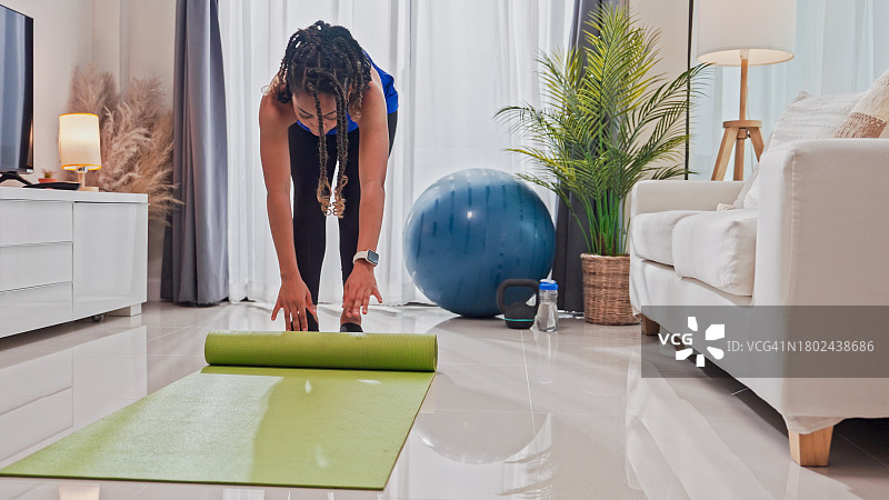 女人在家锻炼时准备和伸展身体图片素材