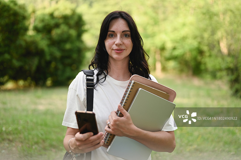 成年学生户外课后正装肖像图片素材