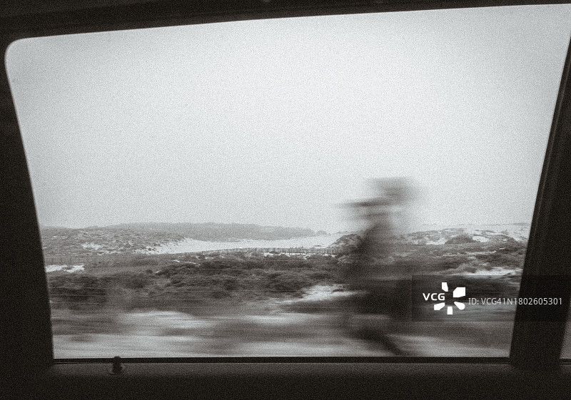 从窗口看到的人们在锻炼图片素材