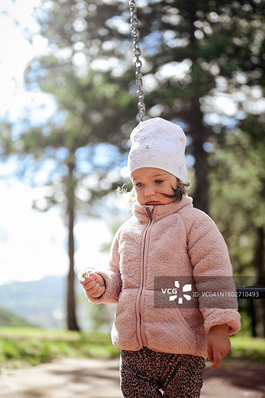 户外肖像：悲伤的幼儿图片素材