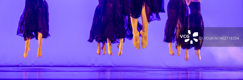 跳跃的舞者，偶遇的人们图片素材