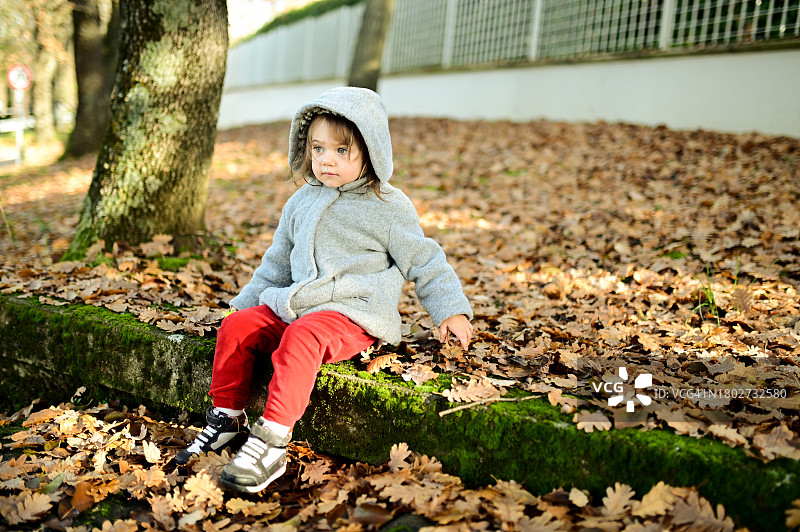 在秋季城市公园里的小女孩图片素材