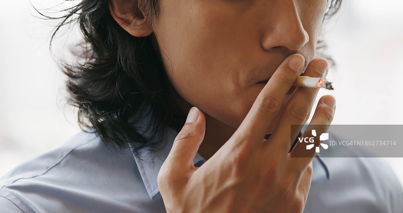 吸烟的亚洲男人图片素材