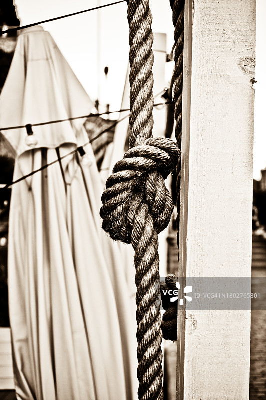 绳结的棕褐色调图片素材