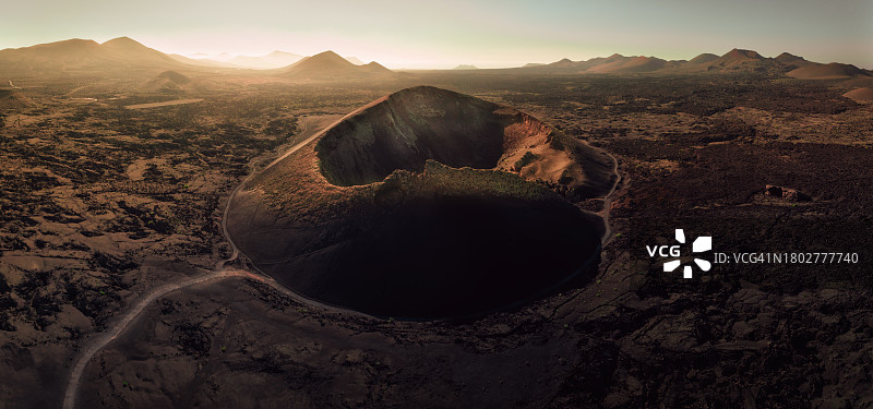 兰萨罗特岛埃尔库埃沃火山日落全景，加那利群岛图片素材