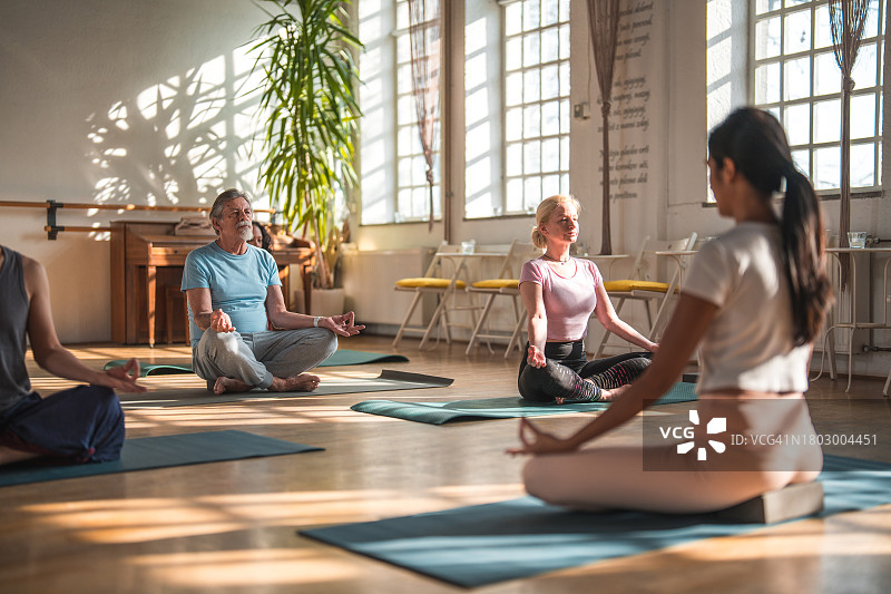 印度瑜伽老师在冥想图片素材