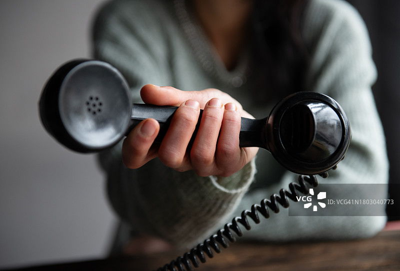 女人手持老式电话图片素材