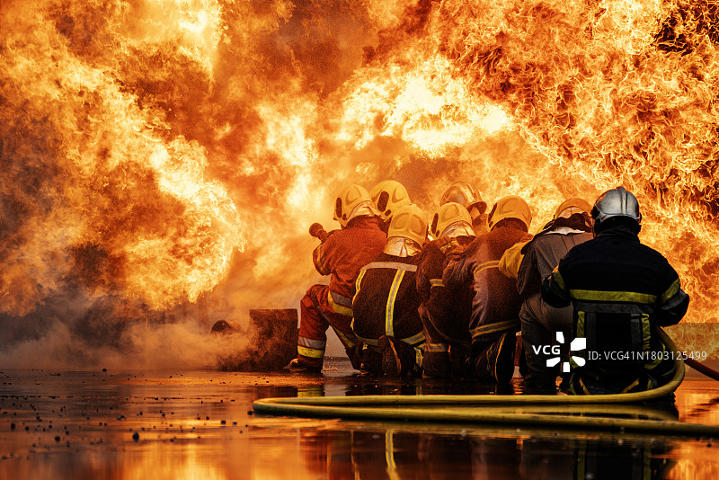 消防员扑灭工业火灾图片素材