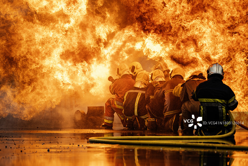 消防员用高压水枪灭火图片素材