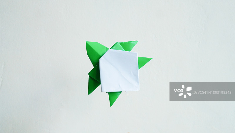 白色背景上的海龟折纸工艺品图片素材