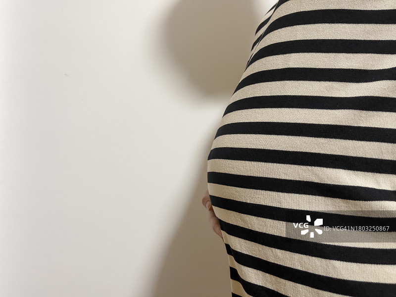 抚摸腹部的孕妇图片素材