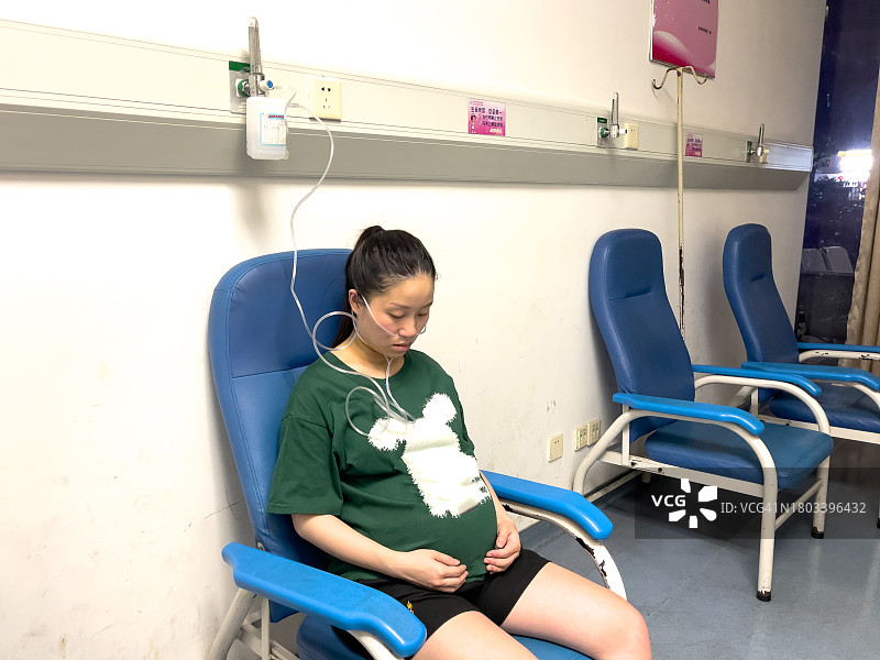 妊娠晚期的孕妇正在吸氧图片素材
