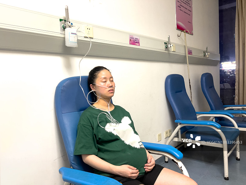 妊娠晚期的孕妇正在吸氧图片素材