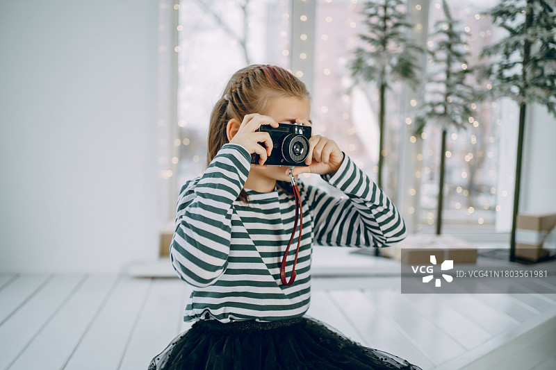 在圣诞节在家拍照的小女孩图片素材