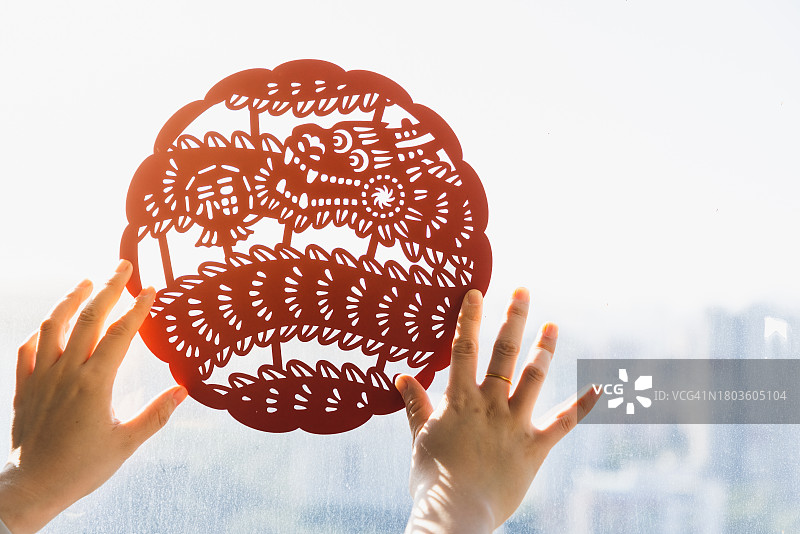 用中国新年剪纸装饰窗户图片素材