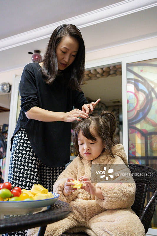 母亲在给女儿梳头图片素材