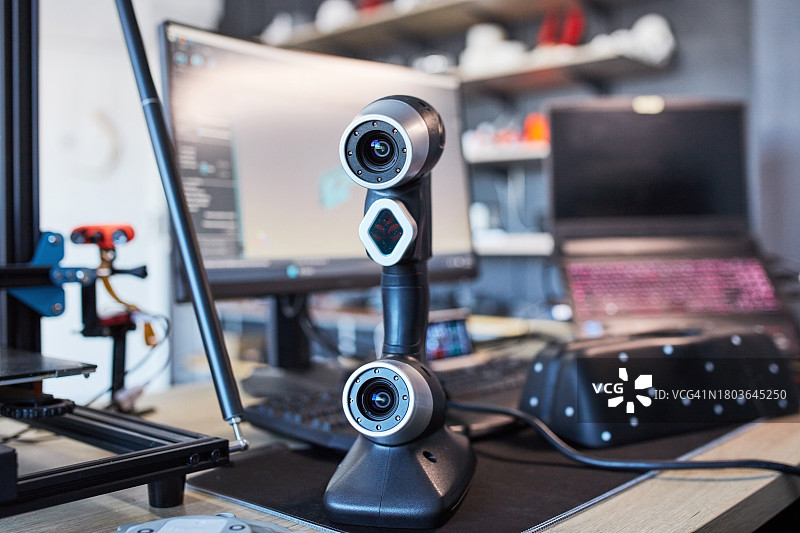 3D打印机、模型和激光扫描仪与电脑、工具在桌面上，用于车间的设计和高科技未来工艺。工程办公室，未来技术开发和LED机器硬件。图片素材