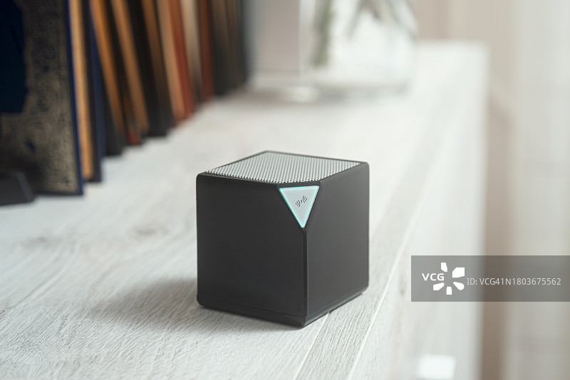 客厅里的智能音箱图片素材