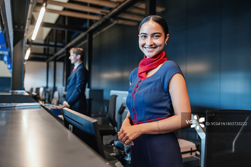 在值机柜台的女乘务员图片素材