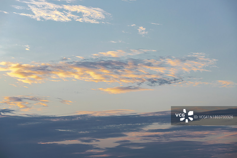 柔和粉紫色云彩的日落春季美景天空图片素材