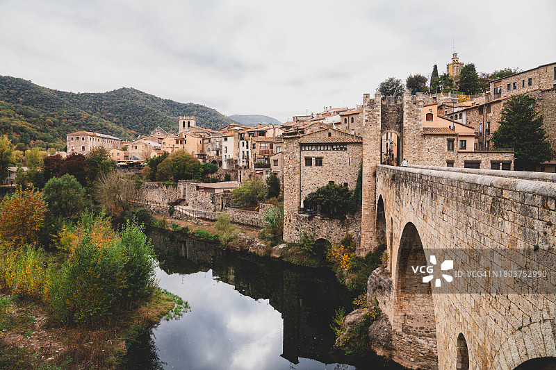 西班牙赫罗纳贝萨卢的罗马式桥梁图片素材