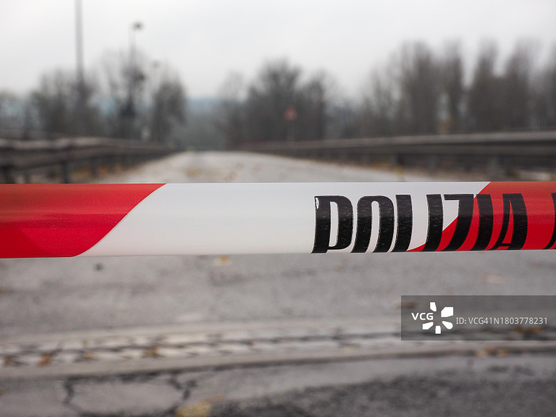 警戒线（意大利语Polizia），禁止跨越。因自然灾害或犯罪现场封锁区域，意大利图片素材