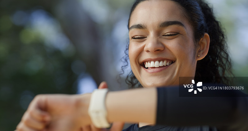 健身：在森林中查看运动APP的女性图片素材