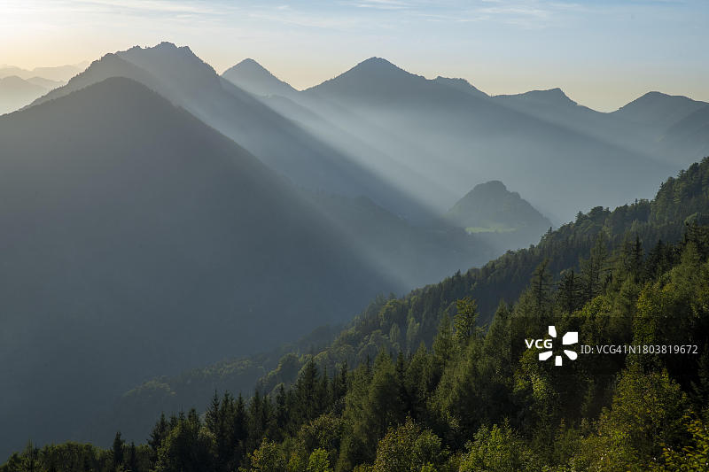 奥地利上奥地利州恩斯塔尔，肖伯施泰因峰夜景图片素材