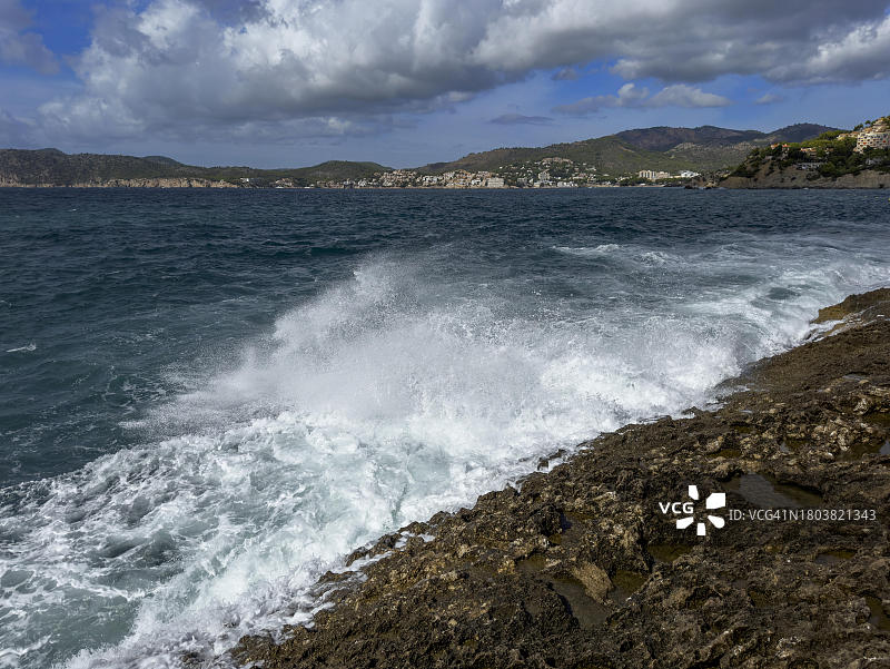西班牙马略卡岛佩格拉海岸岩石上的海浪图片素材