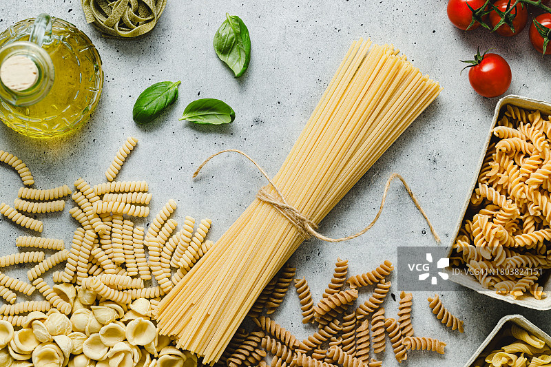 桌子上放着蔬菜和食用油的各种干面条图片素材