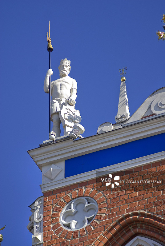 里加市政厅广场上的黑头宫，拉脱维亚图片素材