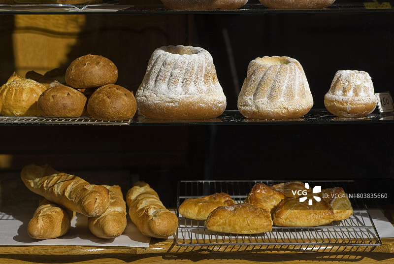 阿尔萨斯法式面包店橱窗：咕咕霍夫、面包卷和法棍图片素材