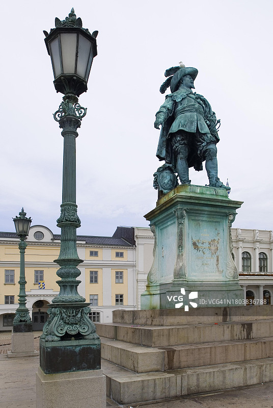 瑞典哥德堡主广场上的古斯塔夫·阿道夫二世纪念碑雕像图片素材