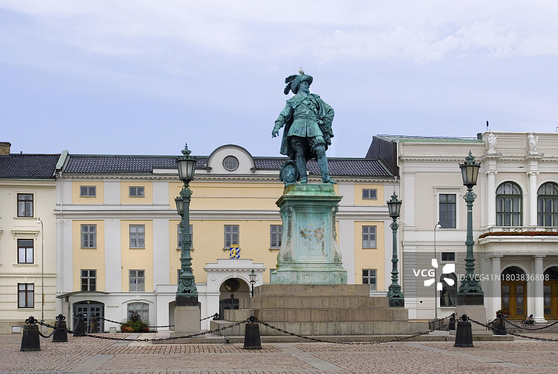 瑞典哥德堡主广场上的古斯塔夫·阿道夫二世纪念碑雕像图片素材