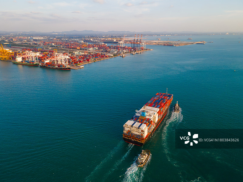 繁荣港口中的货船航拍图片素材