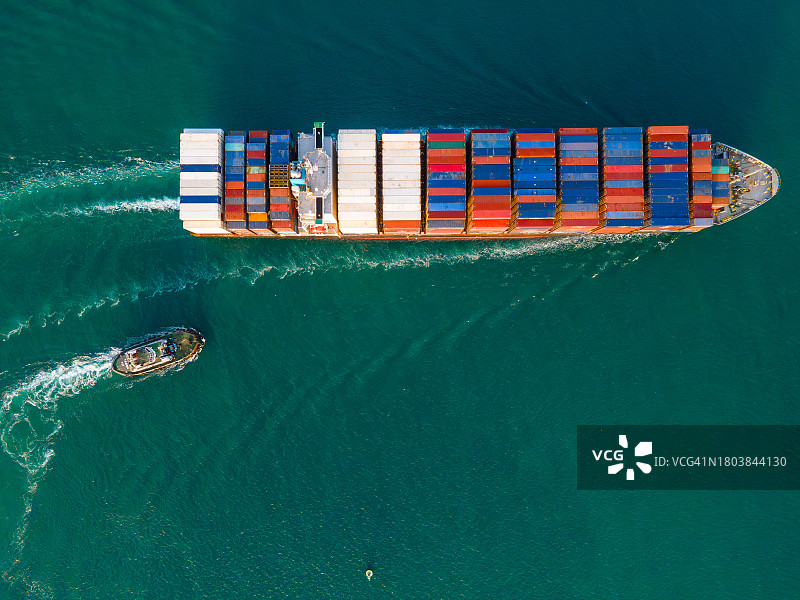 繁荣港口中的货船航拍图片素材