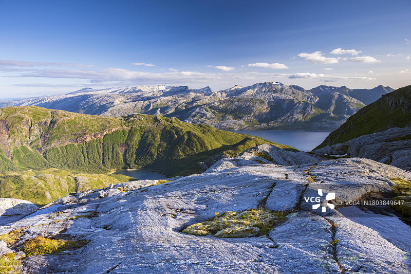从Seiskallafjellet 眺望挪威诺尔兰 Roedoey 的梅尔峡湾,萨尔特费莱特斯瓦蒂森国家公园,赫格图片素材