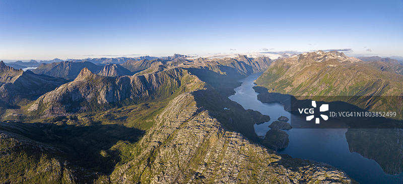 从塞斯卡拉夫耶雷特山看到的诺德峡湾和周围群山,背景是斯瓦蒂森冰川,位于萨尔特夫耶雷特斯瓦蒂森国家公园,海陆格兰海岸,勒德伊,诺尔兰,挪威图片素材