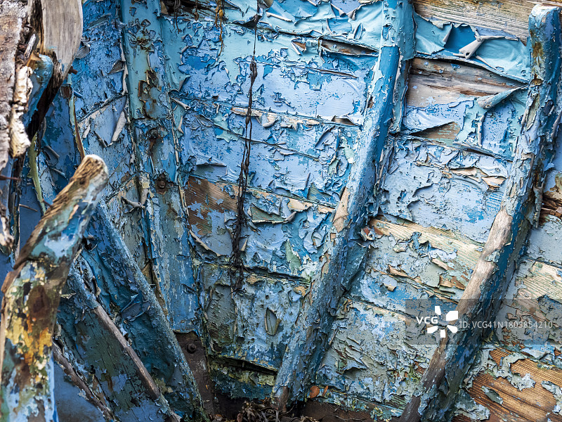 苏格兰高地普洛克顿一艘废弃旧木船上的剥落油漆图片素材