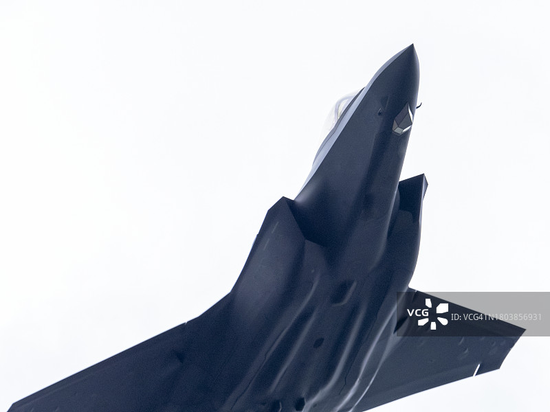 一架战斗机在英国湖区安布尔赛德上空练习低空飞行图片素材