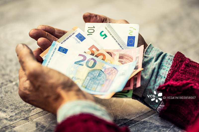 老人手中的欧元纸币：欧洲养老金支付图片素材