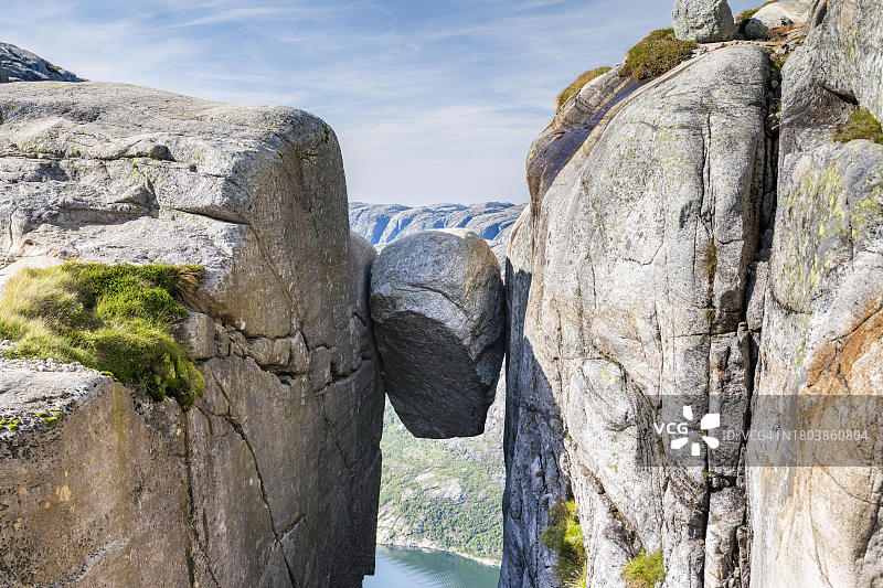 吕瑟峡湾的奇迹：谢拉格悬石图片素材