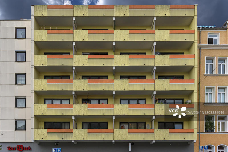 带彩色阳台的公寓楼，德国巴伐利亚州米特尔弗兰肯行政区纽伦堡图片素材