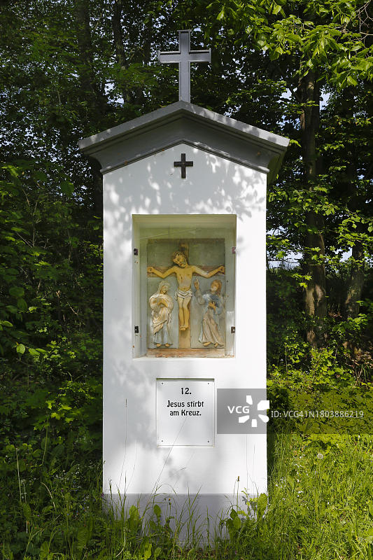 耶稣受难之路：耶稣在十字架小教堂去世，第12站，基督在十字架上，基督教描述，德国巴登-符腾堡州维森斯泰格图片素材