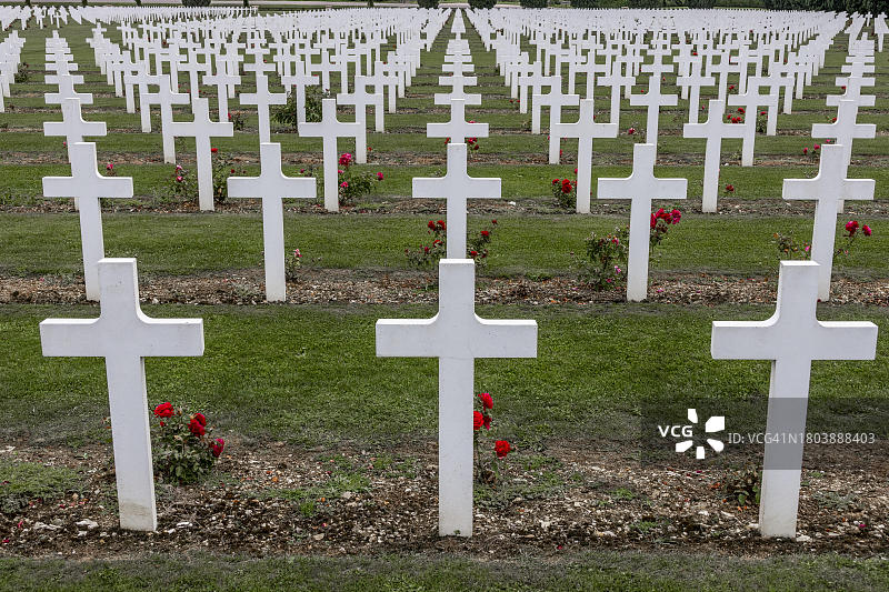 杜奥蒙 Ossuaire 法国军事公墓，白色墓碑和十字架，凡尔登，默兹省，大东区，法国图片素材