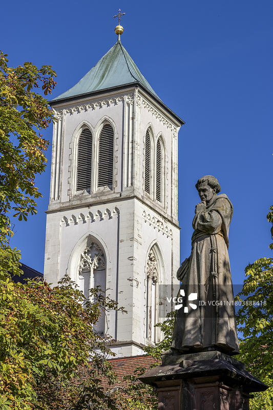 德国弗莱堡老市政厅广场上的贝特霍尔德·施瓦茨喷泉和圣马丁教堂塔楼图片素材